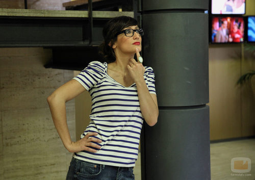 Ana Morgade posa en una columna en la presentación de 'Las noticias de las 2'