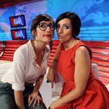 Ana Morgade y Silvia Abril juegan en el plató de 'Las noticias de las 2'