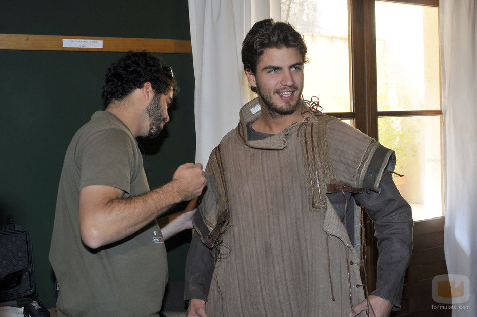 Maxi Iglesias se viste para la serie 'Toledo'