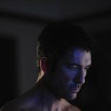 Dylan McDermott interpreta al atractivo doctor Ben Harmon