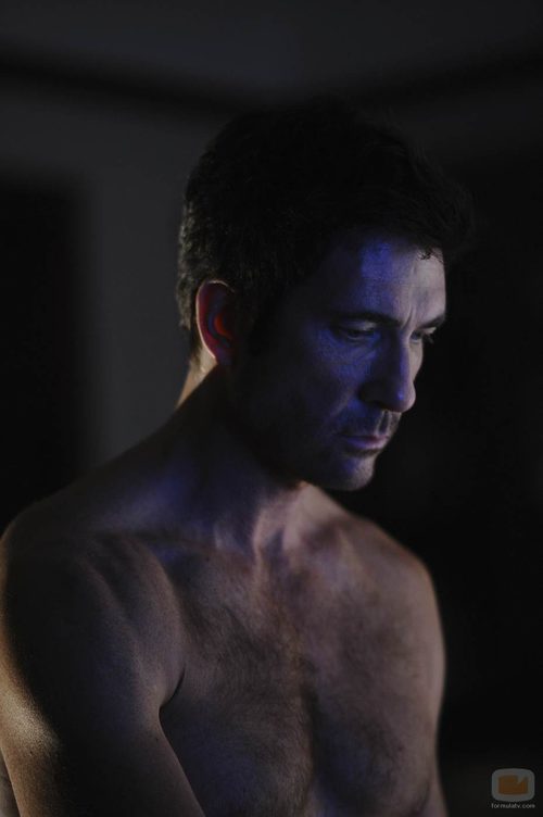 Dylan McDermott interpreta al atractivo doctor Ben Harmon