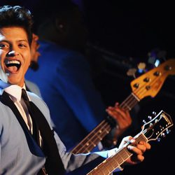 Bruno Mars actuando en los Europe Music Awards 2011