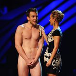Hayden Panettiere con un hombre desnudo en los EMA 2011