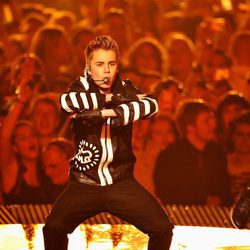 Justin Bieber, bailando durante su actuación en los MTV EMA 2011