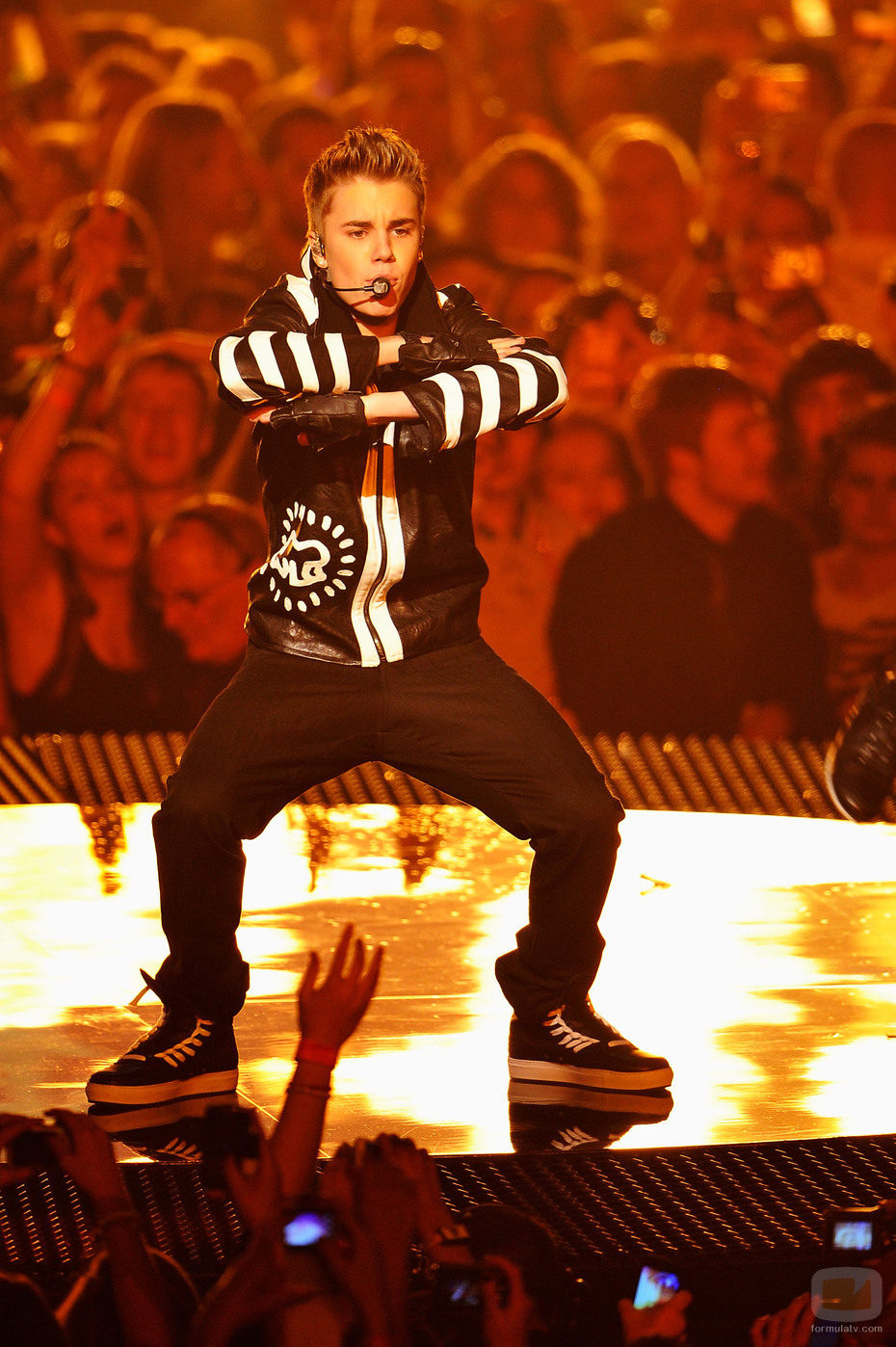 Justin Bieber, bailando durante su actuación en los MTV EMA 2011