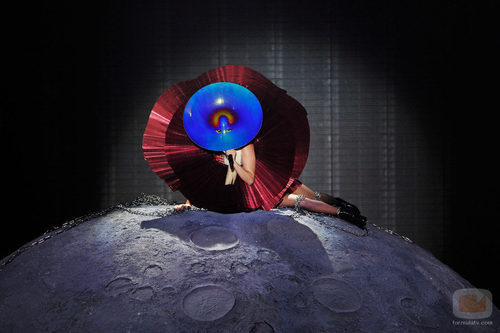 Lady Gaga en la luna en los MTV EMA 2011