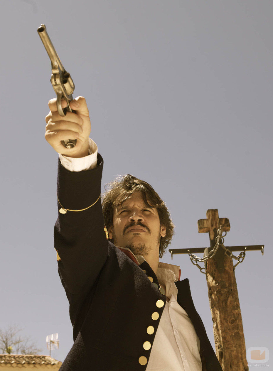 Ugarte apunta con su pistola