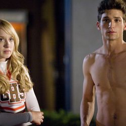 Grace y Ricky, sin camiseta, en 'Vida secreta de una adolescente'