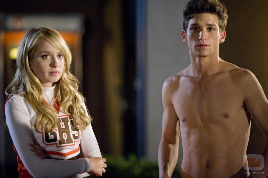 Grace y Ricky, sin camiseta, en 'Vida secreta de una adolescente'