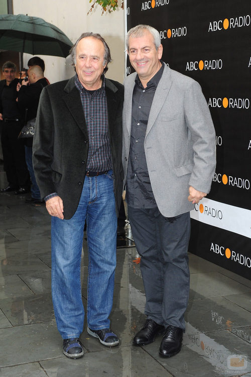 Joan Manuel Serrat y Carlos Sobera en los Premios Protagonistas 2011