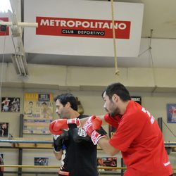 Cruce de puños entre los actores Juan Pablo Shuk y David Seijo