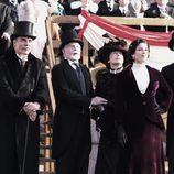 Chris Noth, Derek Jacobi y Neve Campbell en 'Titanic: Sangre y acero'