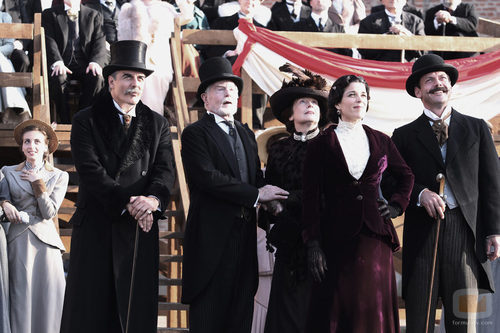 Chris Noth, Derek Jacobi y Neve Campbell en 'Titanic: Sangre y acero'