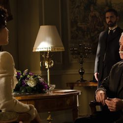 El inspector habla con Doña Teresa en 'Gran Hotel'