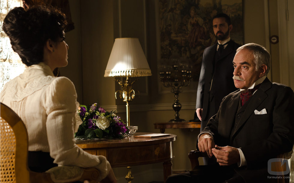 El inspector habla con Doña Teresa en 'Gran Hotel'