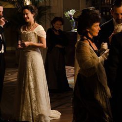 Sofía Alarcón y su esposo durante una fiesta en 'Gran Hotel'