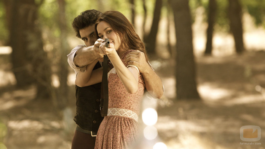 Aníbal enseña a disparar a Nieves dada la situación del pueblo de 'Tierra de lobos'