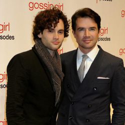 Dan y Rufus Humphrey, en la celebración del capítulo 100 de la serie