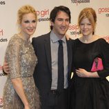 Kelly Rutherford junto a los productores ejecutivos Josh Schwartz y Stephanie Savage