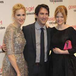 Kelly Rutherford junto a los productores ejecutivos Josh Schwartz y Stephanie Savage
