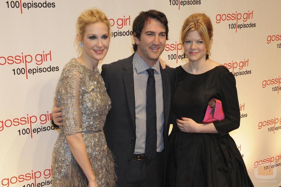 Kelly Rutherford junto a los productores ejecutivos Josh Schwartz y Stephanie Savage