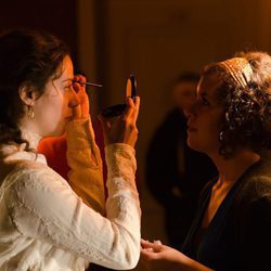 Luz Valdenebro se maquilla para rodar 'Gran Hotel'