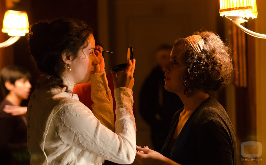 Luz Valdenebro se maquilla para rodar 'Gran Hotel'