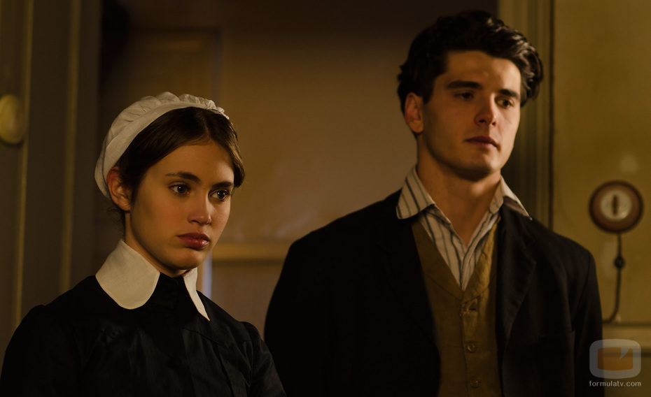 Julio y Catalina observan el cadáver de Cristina en 'Gran Hotel'