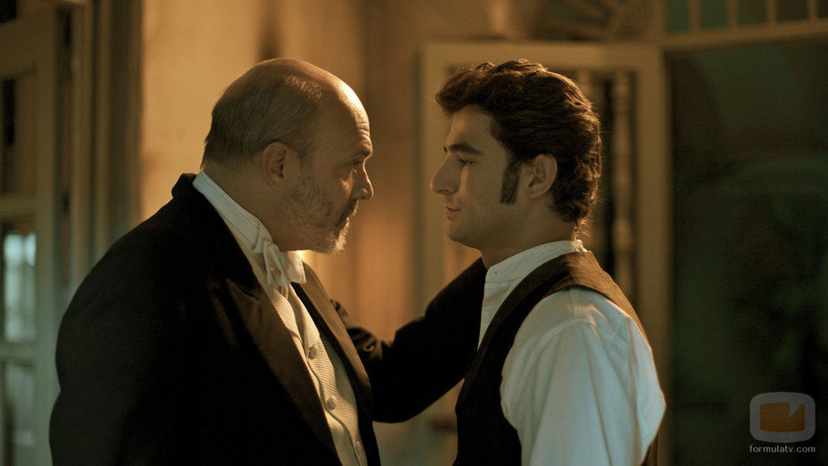 Lobo habla con Aníbal en 'Tierra de lobos'