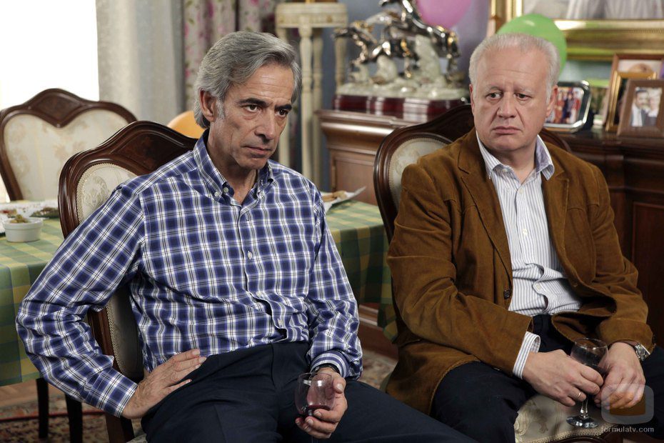 Antonio y Miguel continúan con su negocio de banderas en 'Cuéntame cómo pasó'