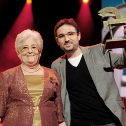 Jordi Évole posa con su galardón en los Premios Ondas 2011