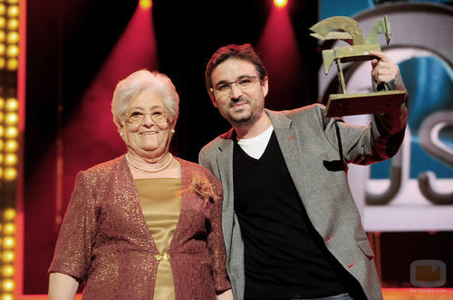 Jordi Évole posa con su galardón en los Premios Ondas 2011