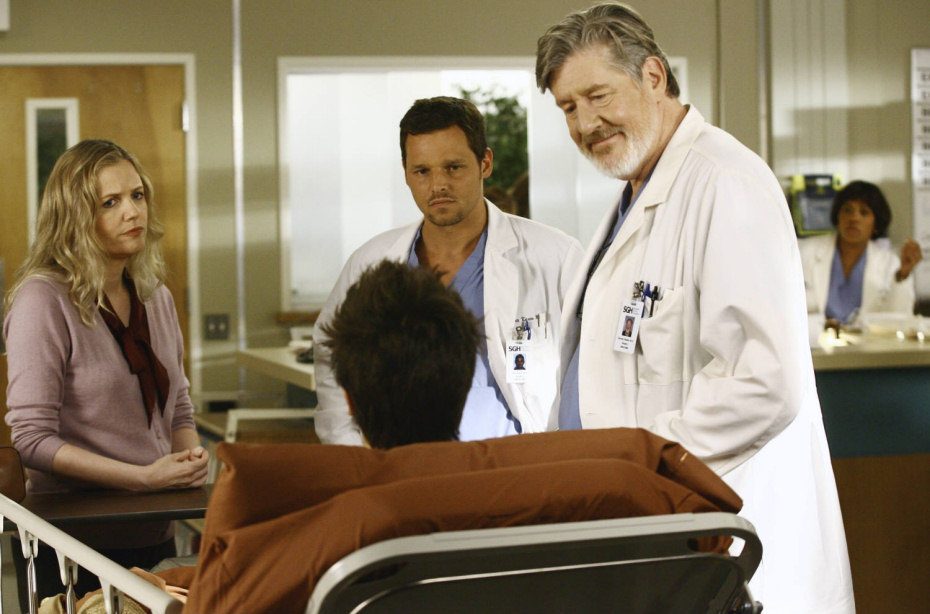 Justin Chambers con un paciente en 'Anatomía de Grey'