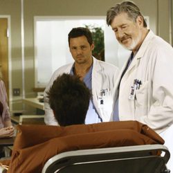 Justin Chambers con un paciente en 'Anatomía de Grey'