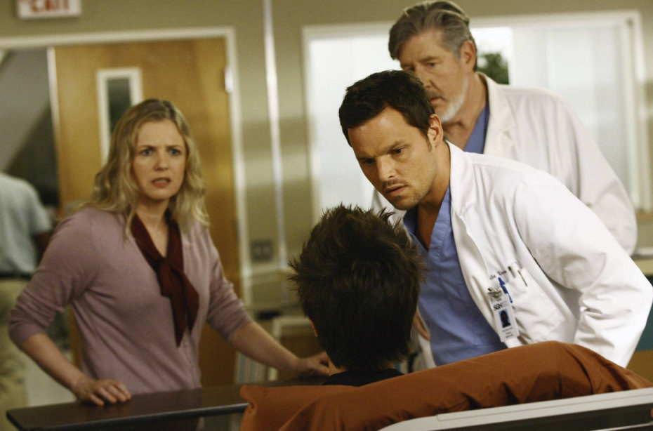 Alex Karev con un paciente en Anatomía de Grey
