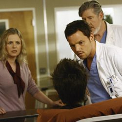 Alex Karev con un paciente en Anatomía de Grey