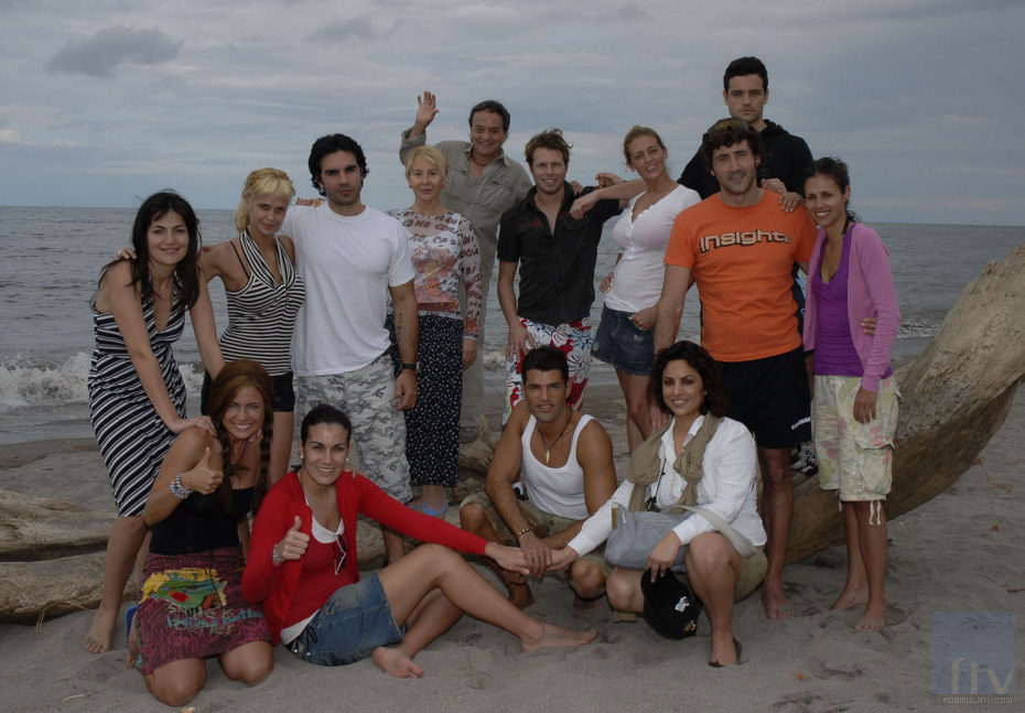 Los consursantes de Supervivientes 2008 a su llegada a la isal