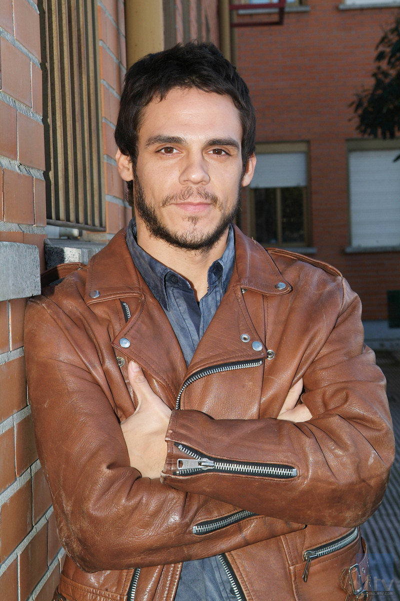 Bart Santana es Roque, profesor de historia del arte