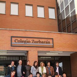 Reparto de 'Física o química' en las puertas del Zurbarán