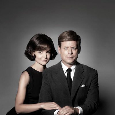 Katie Holmes y Greg Kinnear son 'Los Kennedy'