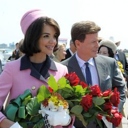 Jacquie Kennedy (Katie Holmes) recoge un ramo de flores en 'Los Kennedy'