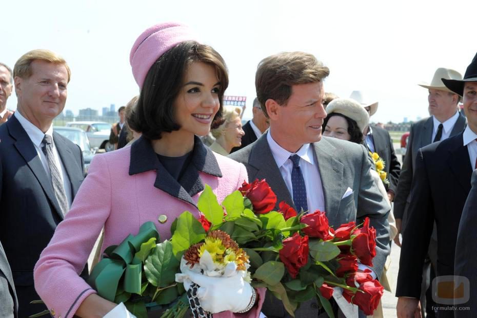 Jacquie Kennedy (Katie Holmes) recoge un ramo de flores en 'Los Kennedy'