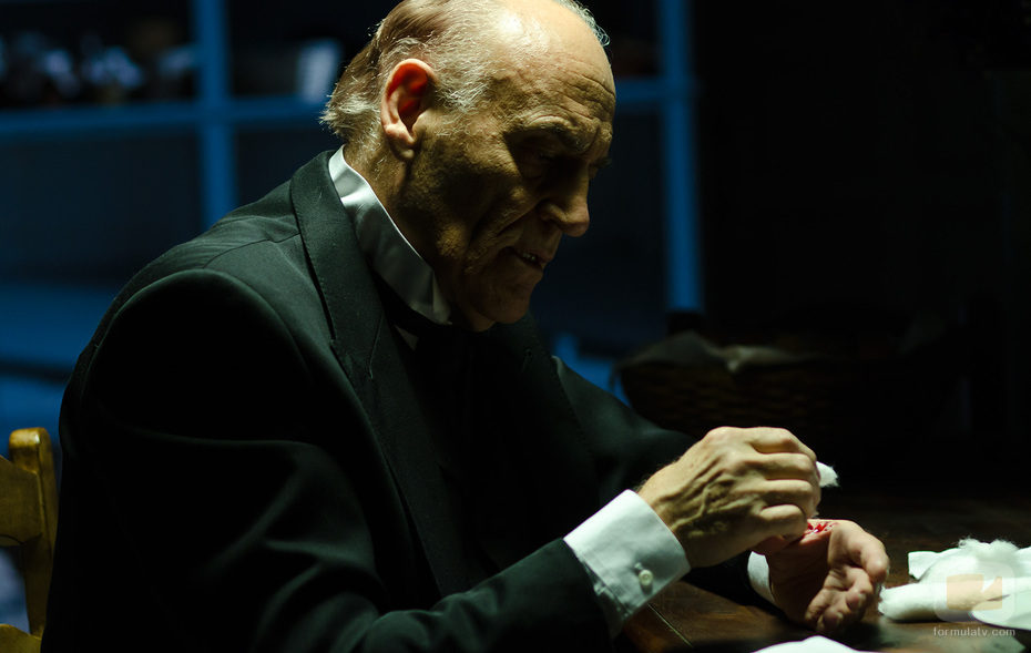 Benjamín se cura una herida en 'Gran Hotel'