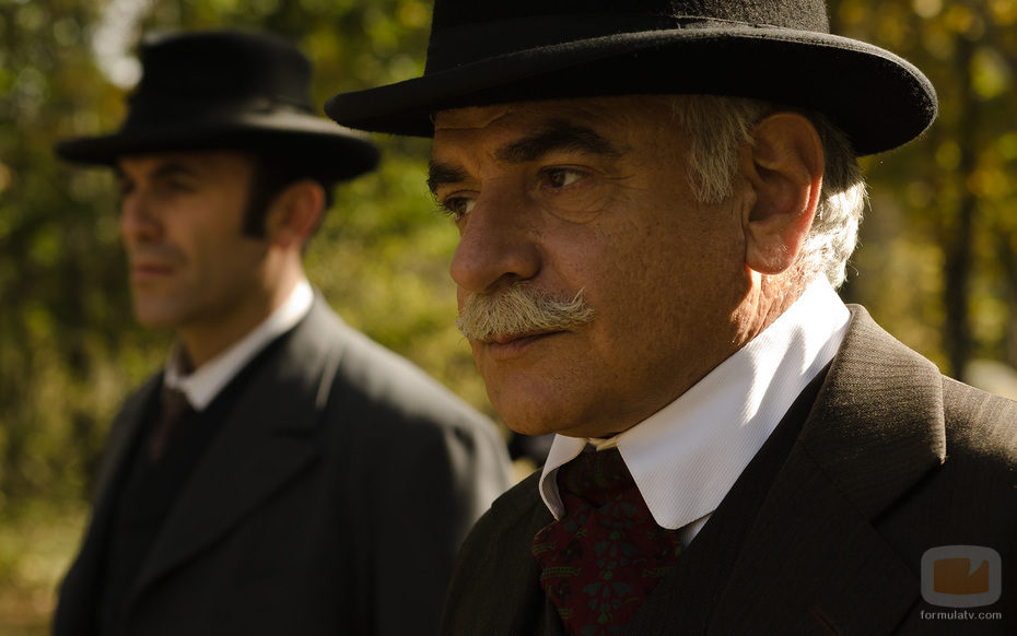 El detective Ayala en el último episodio de la temporada de 'Gran Hotel'