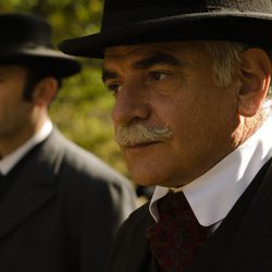 El detective Ayala en el último episodio de la temporada de 'Gran Hotel'