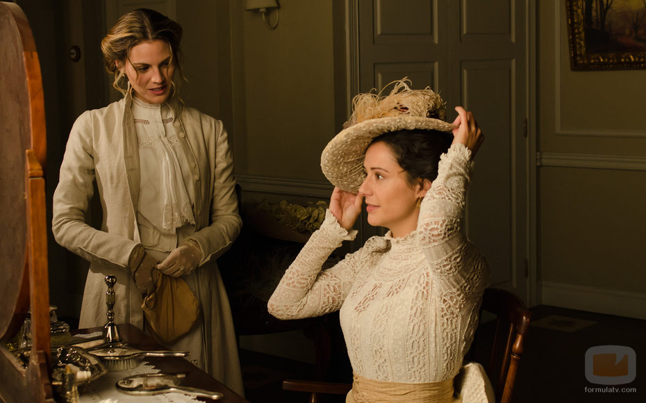 Alicia y Sofía Alarcón hablan en 'Gran Hotel'