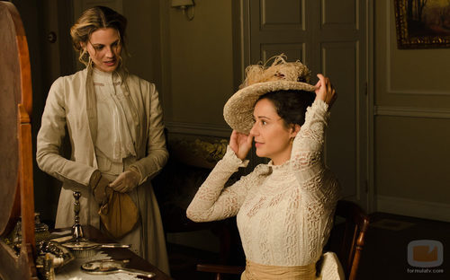 Alicia y Sofía Alarcón hablan en 'Gran Hotel'