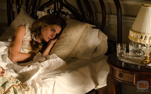 Alicia tumbada en su cama en 'Gran Hotel'