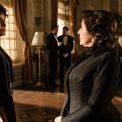 Doña Teresa y la señora Ángela en 'Gran Hotel'