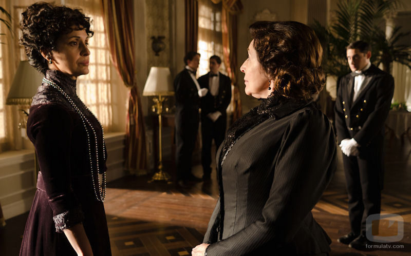 Doña Teresa y la señora Ángela en 'Gran Hotel'